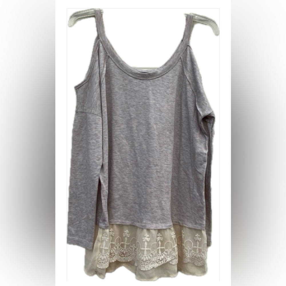 Star scene Los Angles cold shoulder top.